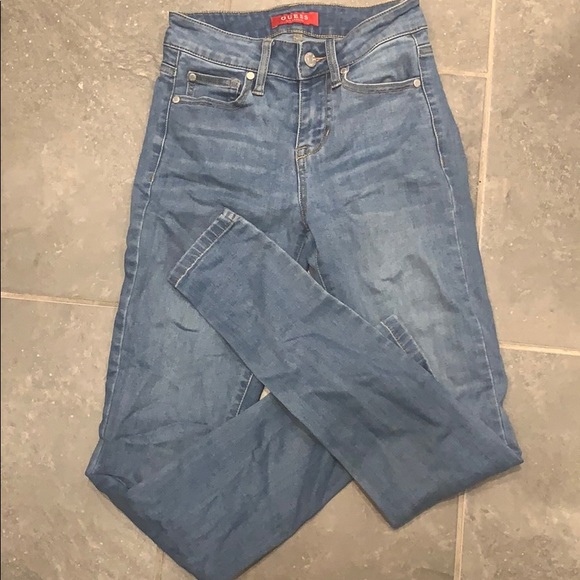 Guess light wash jeans - Picture 2 of 4